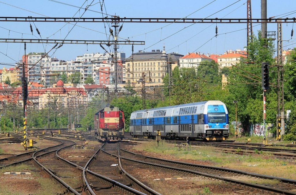 472 403-9 mit 472 153-0 verlassen Prag-Vrsovice.
Daneben fhrt die S9 ebenfalls aus(471 066-6).
08.05.2011
