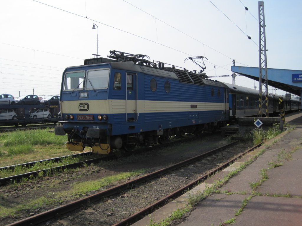 4.7.2010 10:15 ČD Baureihe 362 070-4 zieht einen Schnellzug aus Cheb nach Praha hl.n. 