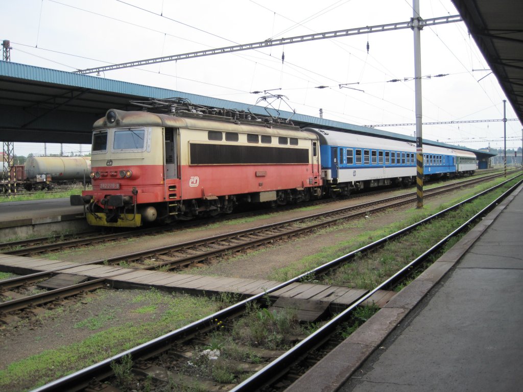 4.7.2010 14:59 ČD Baureihe 242 279-8 mit einem Personenzug nach Klterec nad Ohř in Cheb.