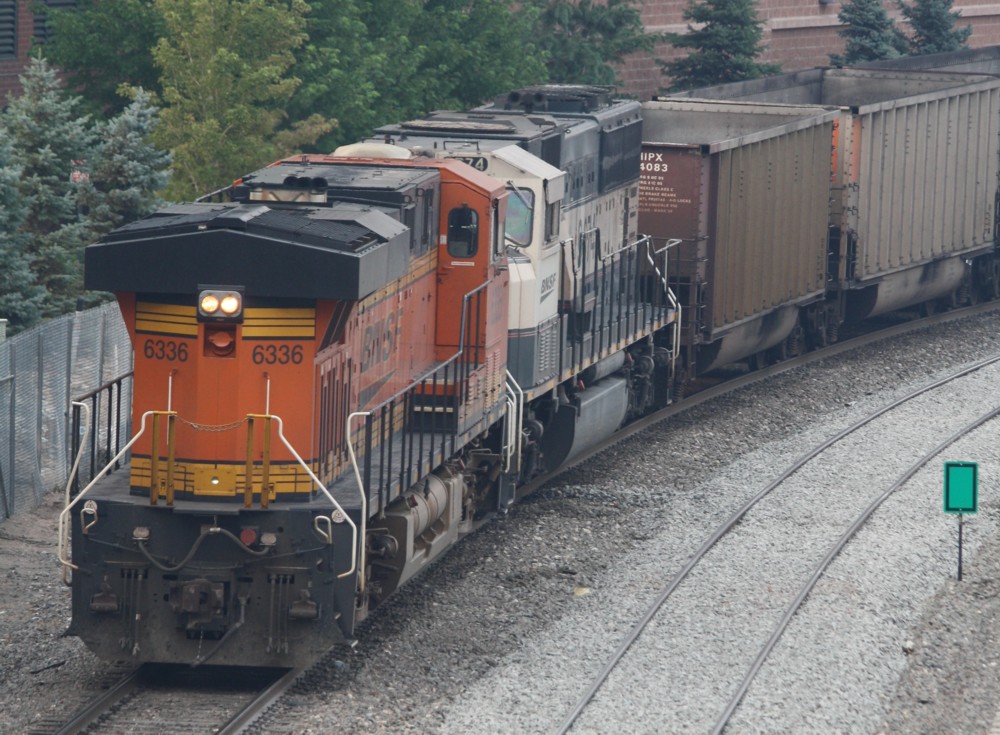 4.7.2012 Denver, CO. BNSF  6363 9674 am Schluss mit 9921 5998 an der Spitze und einen leeren Kohlezug oder Eisenerzzug.