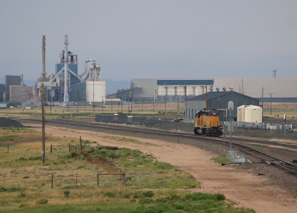 4.7.2012 Laramie, WY. Union Pacific 3205 kommt zurck von einer berfhrungsfahrt zur Zementfabrik.