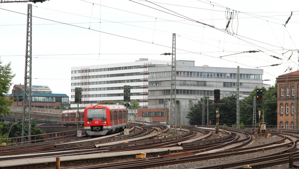 474 037-9 und 007-2 als S1 nach Wedel in der Einfahrt Hamburg Hbf 5.8.12