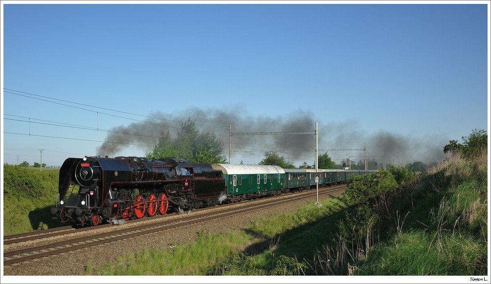 475.101 auf der Rckfahrt von LEDNICE nach BRNO; hier auf der Hauptstrecke nahe Ladna, 7.5.2011