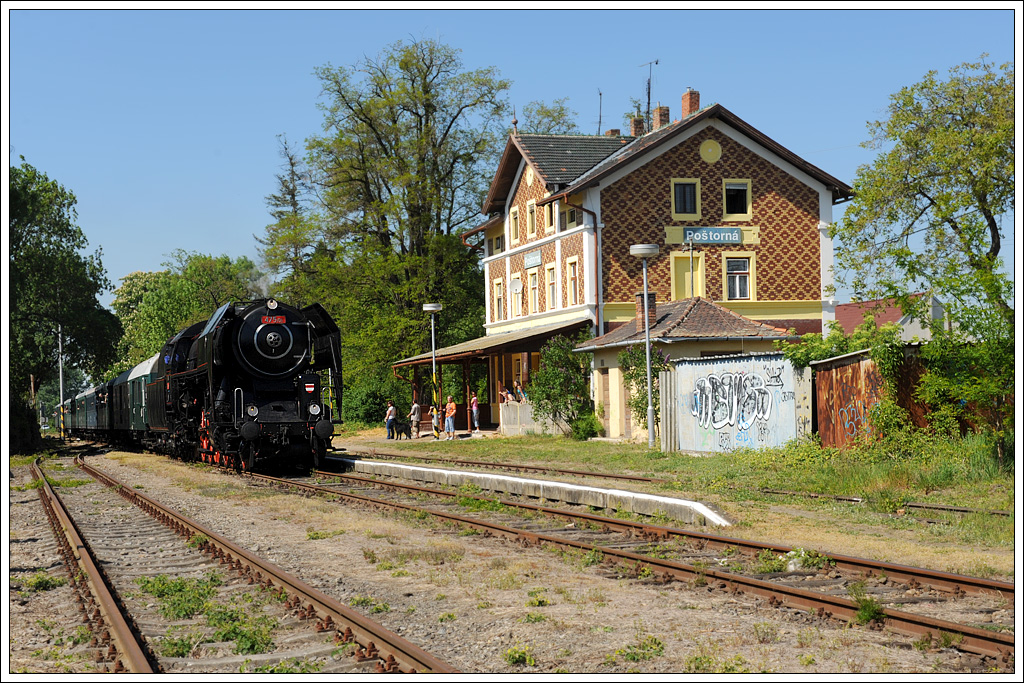 475.101 mit einem Sonderzug von Brno nach Lednice und wieder retour, am Foto vom 6.5.2011 bereits bei der Rckfahrt via Břeclav ber die Hauptstrecke nach Brno bei der Durchfahrt in dem zu Břeclav gehrenden Ortsteil Potorn.

