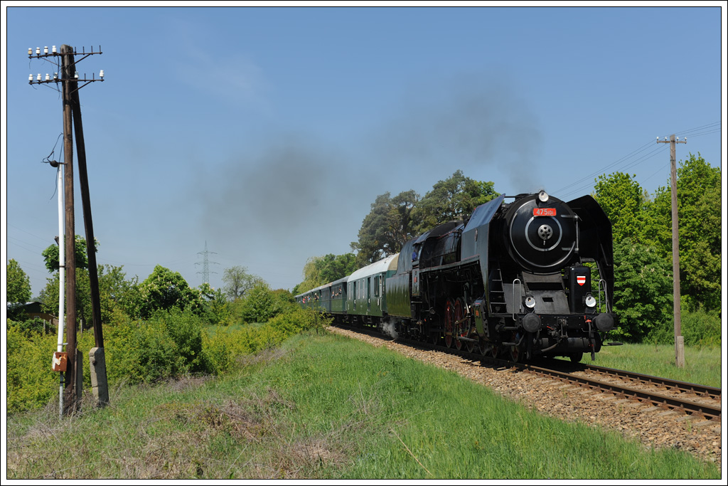 475.101 mit einem Sonderzug von Brno nach Lednice gestern am 6.5.2011 nchst Valtice

