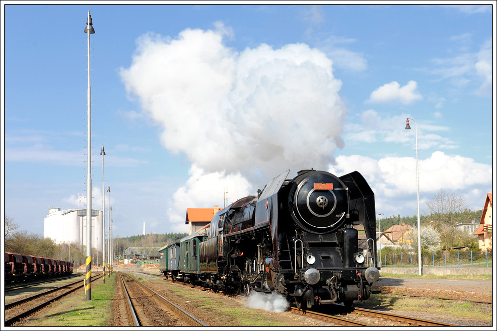 475.111 mit ihrem Sonderzug von Pilsen nach Bochov am 16.4.2011 bei der Ausfahrt aus Kaznějov.
