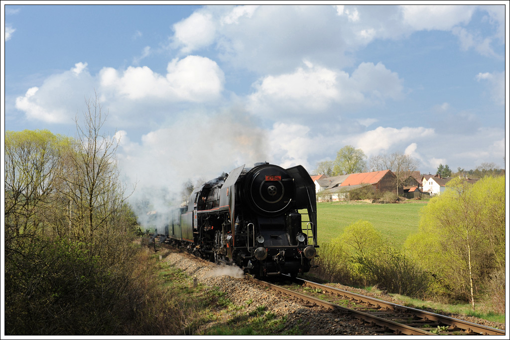 475.111 mit ihrem Sonderzug von Plzeň (dt. Pilsen) nach Bochov (dt. Buchau), zwischen  Plzeň (dt. Pilsen) und Blatno u Jesenice (dt. Pladen) als Sp 1.nsl 1190 (stand wirklich so komisch in der Faplo) verkehrend,  am 16.4.2011 kurz nach der rund 150 Einwohner zhlenden Gemeinde Potvorov (dt. Potfohre auch Potfuhre) aufgenommen. 