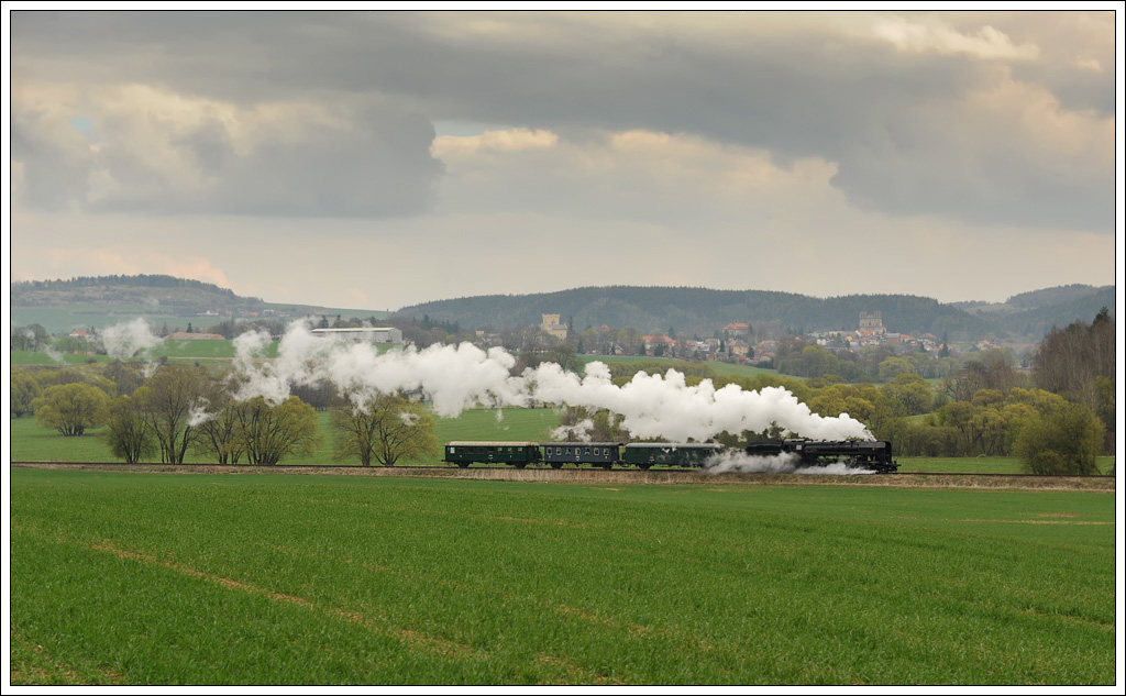 475.111 mit ihrem Sonderzug von Plzeň (dt. Pilsen) nach Bochov (dt. Buchau), zwischen  Blatno u Jesenice,  kurz Blatno (dt. Pladen) und Protivec (dt. Protiwitz) als Sp 16700 verkehrend,  am 16.4.2011 kurz vor Protivec aufgenommen. 