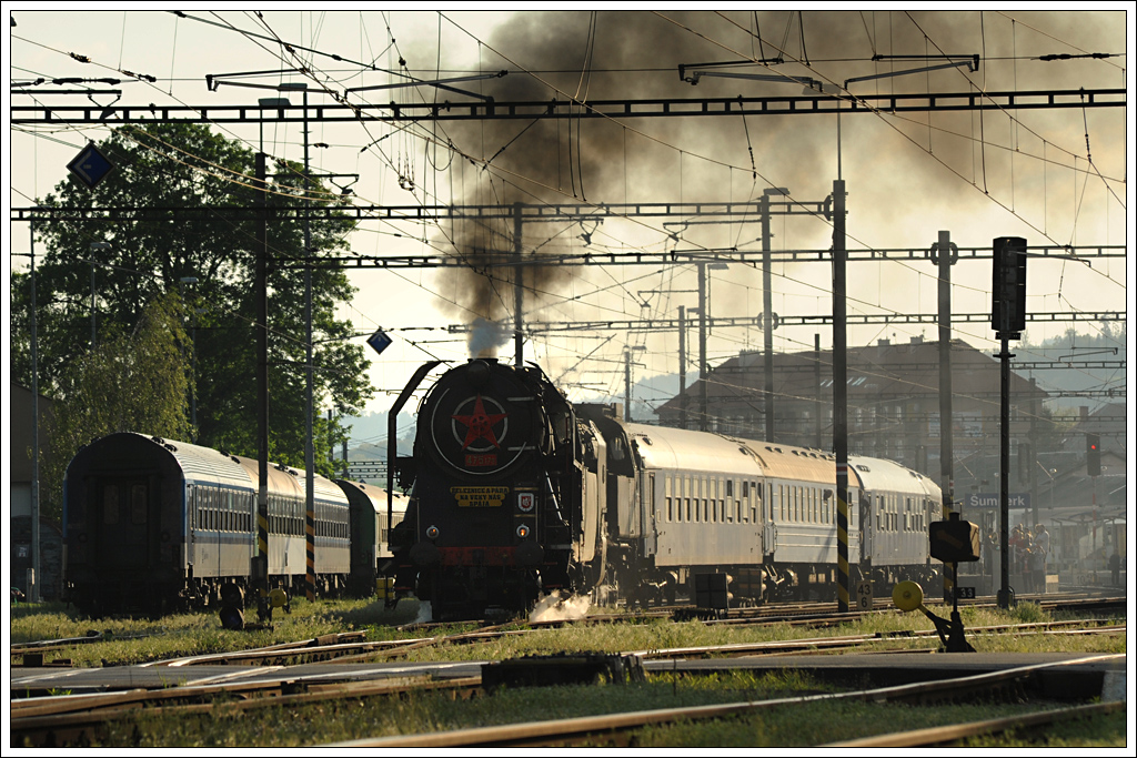 475.179 aus Děčn (CZ) und  464.102 vom Eisenbahnclub KHKD Prag (CZ) mit ihrem Sonderzug von Praha nach umperk am 8.5.2013 aufgenommen am Zielbahnhof. 