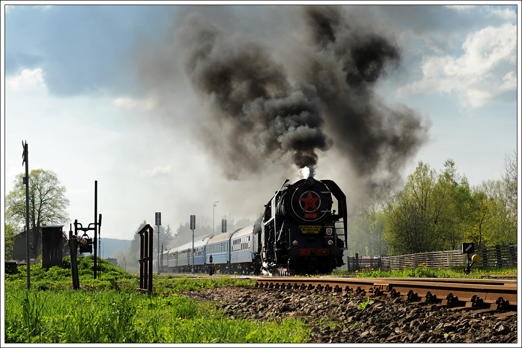 475.179 aus Děč�n (CZ) und  464.102 vom Eisenbahnclub KHKD Prag (CZ) mit ihrem Sonderzug von Praha nach �umperk am 8.5.2013 aufgenommen bei der Ausfahrt aus Doln� Lipka.