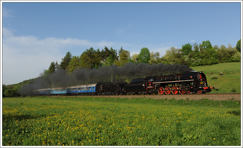475.179 aus Děčn (CZ) und  464.102 vom Eisenbahnclub KHKD Prag (CZ) mit ihrem Sonderzug von Praha nach umperk am 8.5.2013 aufgenommen nach Ruda nad Moravou.