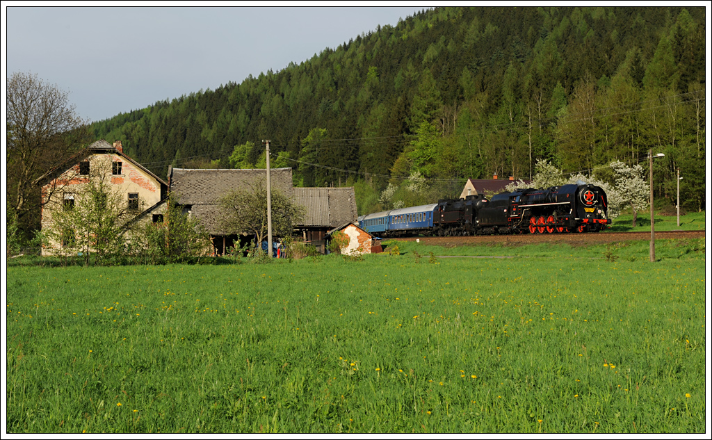 475.179 aus Děčn (CZ)  und  464.102 vom Eisenbahnclub KHKD Prag (CZ) mit ihrem Sonderzug von Praha nach umperk am 8.5.2013 aufgenommen in Hanuovice.