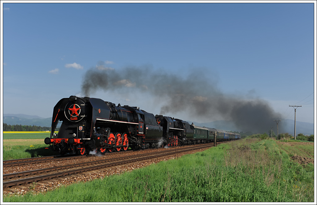 475.179 aus Děč�n (CZ)und 475.196 aus Vr�tky (SK) im Zuge einer Tschechien-Slowakei Rundfahrt am 10.5.2013 von Vr�tky nach Cerven� Skala unterwegs, aufgenommen kurz nach dem Bahnhof Diviaky.