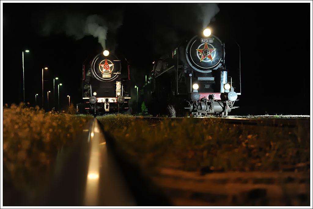 475.179 aus Děč�n (CZ)und 475.196 aus Vr�tky (SK) bei einer kleinen Nachtparade in Cerven� Skala am 10.5.2013.