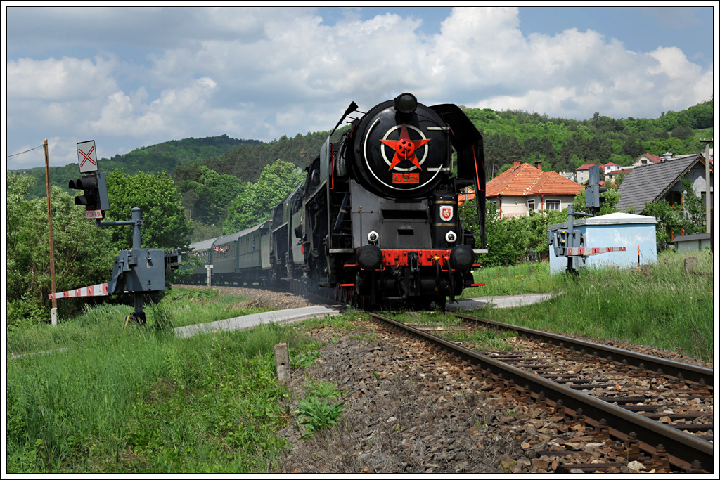 475.179 aus Děč�n (CZ)und 475.196 aus Vr�tky (SK) im Zuge einer Tschechien-Slowakei Rundfahrt am 10.5.2013 von Vr�tky nach Cerven� Skala unterwegs, aufgenommen bei der Bergabfahrt in Trnav� Hora.