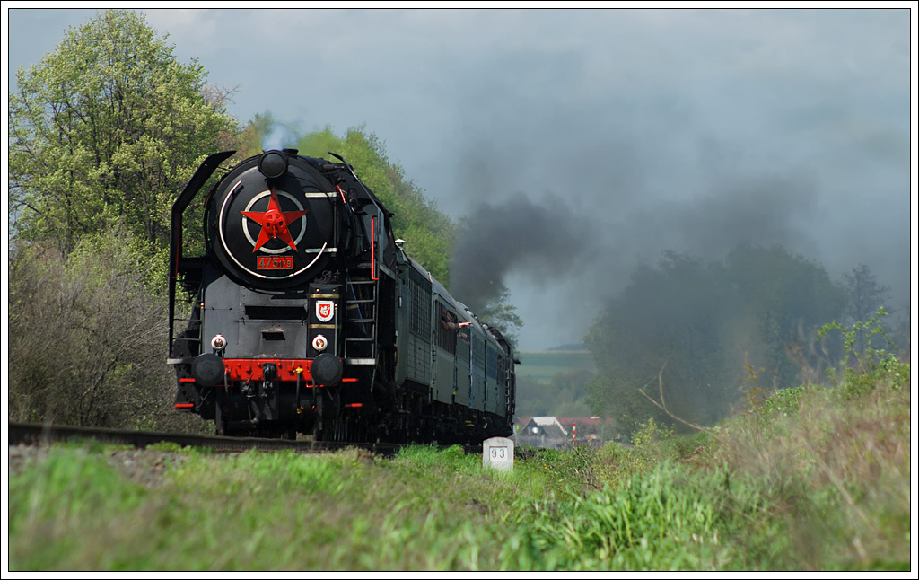 475.179 (Schiebe 475.196) am 9.5.2013 aufgenommen kurz nach Krnov. Am 9.5.2013 fuhr der Sonderzug von umperk (CZ) ber Glucholazy (PL) nach Vrtky (SK).

