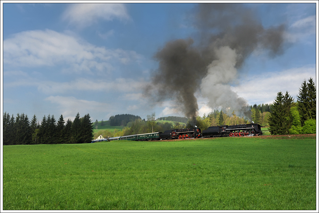 475.196 und 475.179 mit ihrem Sonderzug von �umperk (CZ) �ber Glucholazy (Pl) nach Vr�tky (SK) am 9.5.2013 kurz nach der Ausfahrt aus Ostru�n� (CZ).