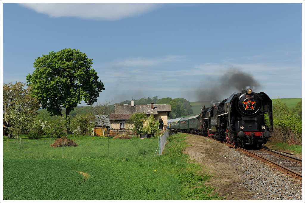 475.196 und 475.179 mit ihrem Sonderzug von umperk (CZ) ber Glucholazy (Pl) nach Vrtky (SK) am 9.5.2013 nchst Mikulovice (CZ) aufgenommen. 