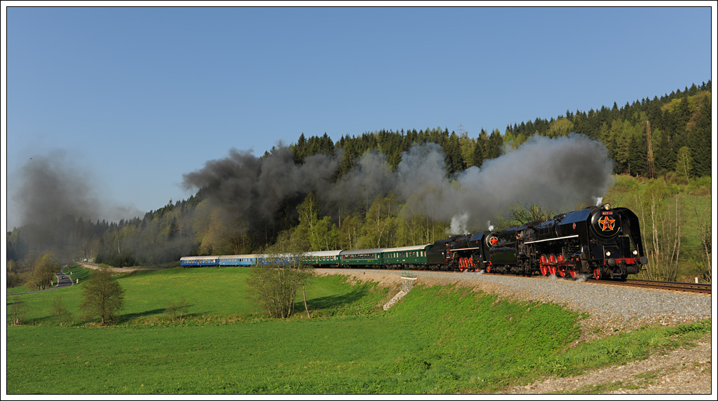 475.196 und 475.179 mit ihrem Sonderzug von umperk (CZ) ber Glucholazy (Pl) nach Vrtky (SK) am 9.5.2013 kurz nach Brann (CZ) aufgenommen. 
