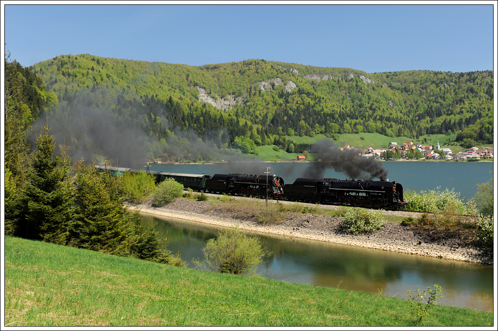 475.196 aus Vr�tky (SK) und 475.179 aus Děč�n (CZ) am 11.5.2013 mit ihrem Sonderzug von Cerven� Skala �ber Margecany nach Vr�tky aufgenommen beim Stausee in Dedinky.