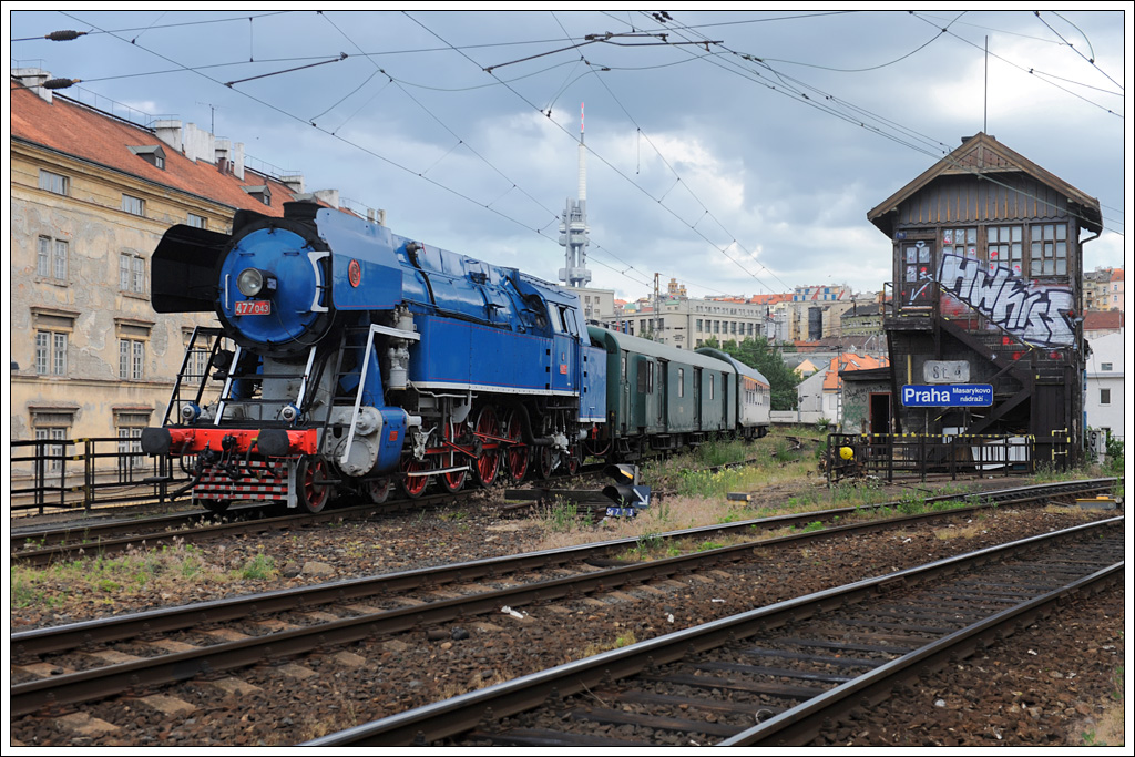 477 043 bei der Fahrt ber das Gleisdreieck in Praha Masarykovo ndra (Prag Masaryk-Bahnhof) am 22.6.2013. 