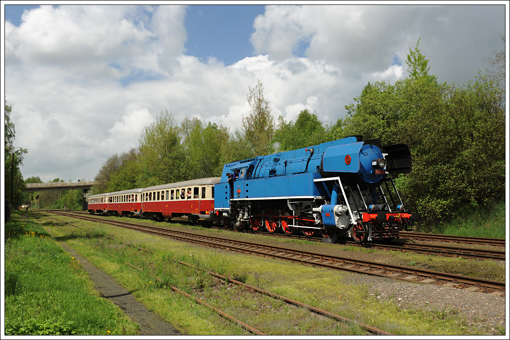 477 043 mit dem Sonderzug Sp 19781 von Lun u Rakovnka nach Stochov am 12.5.2013 bei der Einfahrt in Nov Straec.


