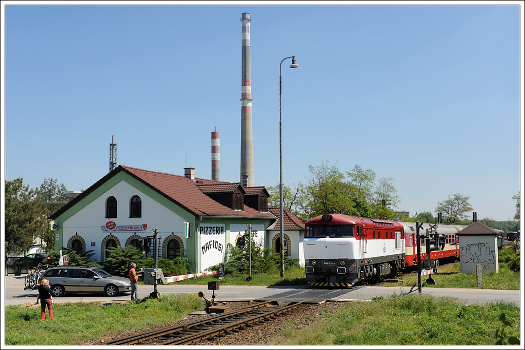 478 1001 brachte am 6.5.2011 den hinteren Zugteil des Sonderzuges von Brno nach Lednice ab Boř les nach Lednice. Die Aufnahme entstand bei der Ausfahrt aus Boř les.