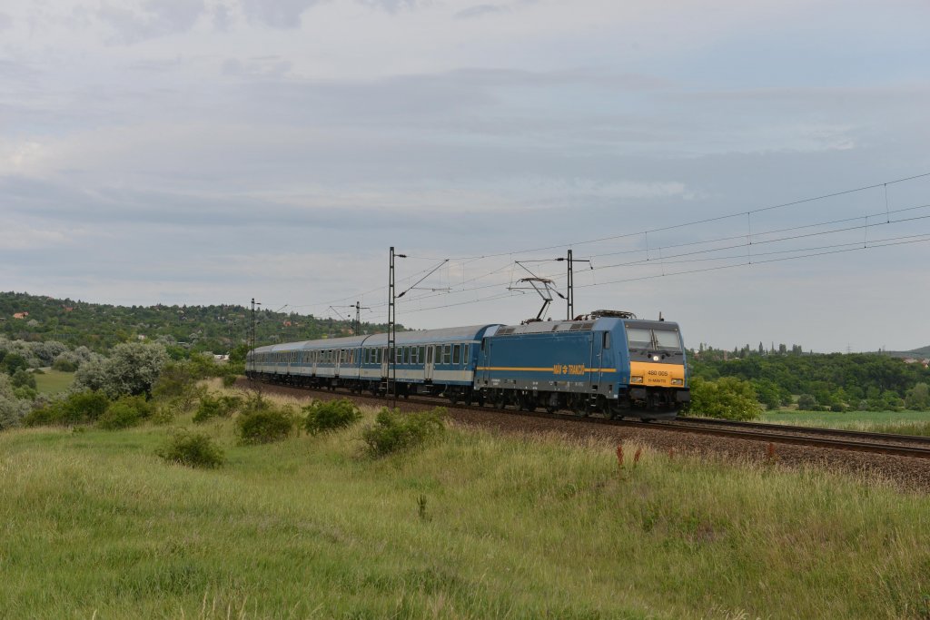 480 005 mit D 9406 nach Gyr am 09.06.2012 unterwegs bei Biatorbgy.
