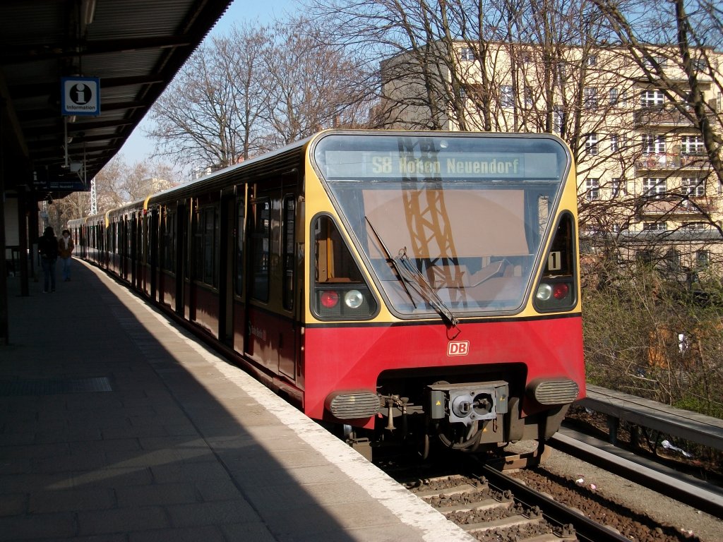 480 006 nach Hohen Neuendorf am 03.April 2010 im S-Bahnhof Berlin Greifswalder Stra�e.