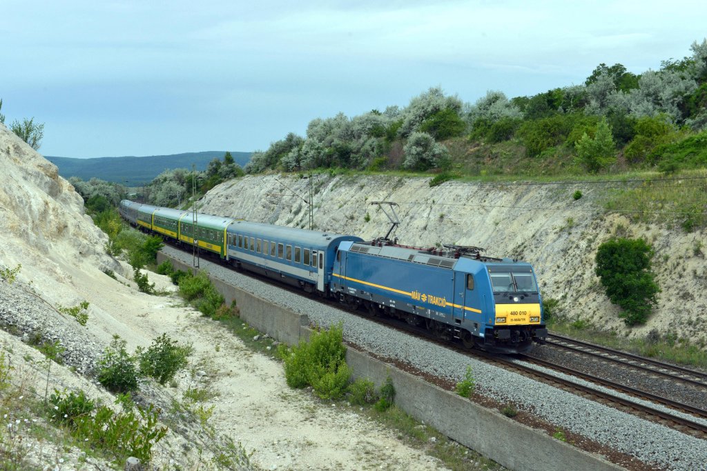 480 010 mit IC 917 von Sopron nach Budapest Keleti pu am 09.06.2012 unterwegs bei Szr.