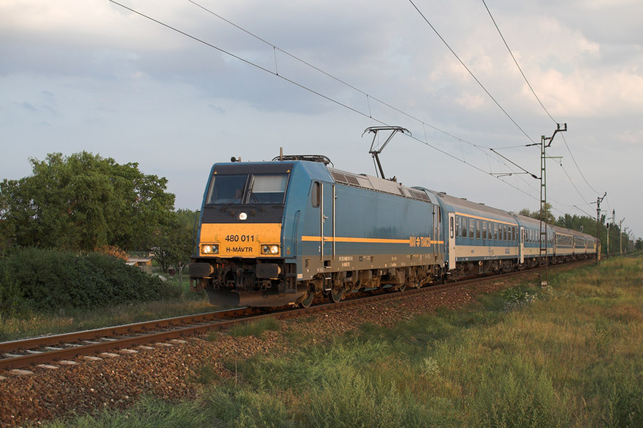 480 011 als abendlicher IC 763 Krsz am 04.08.2012 beim Haltepunkt von Selymes. In wenigen Minuten erreicht der Zug auf seinen Weg von Szeged nach Budapest seinen nchsten Halt Kiskunflegyhza.