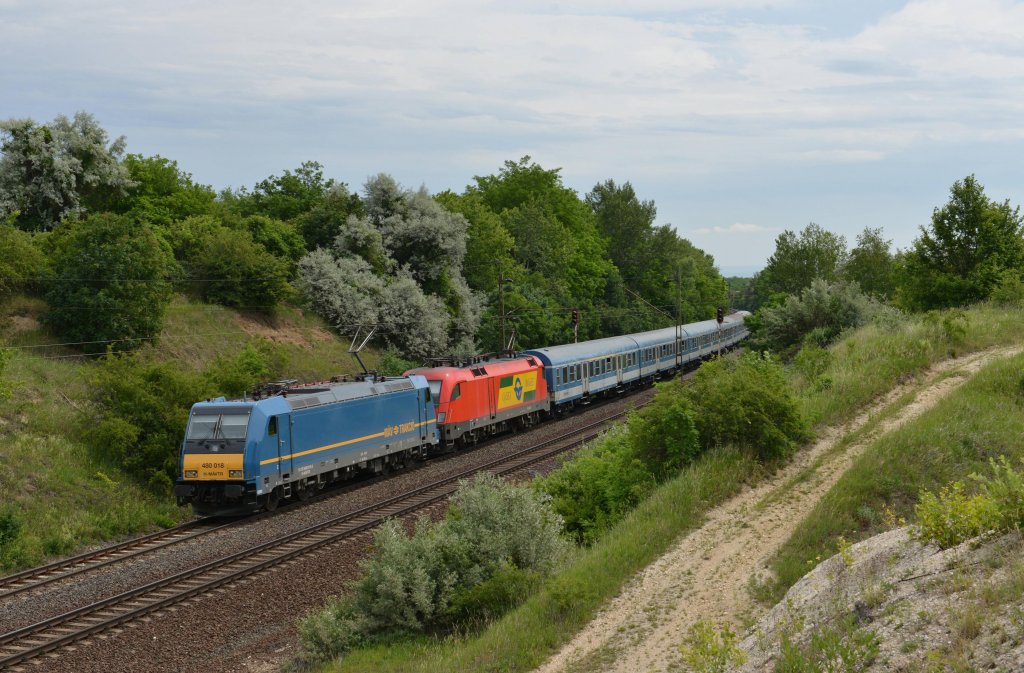 480 018 + 1116 063 mit D 9202 von Budapest Keleti pu nach Szombathely am 09.06.2012 unterwegs bei Szr.
