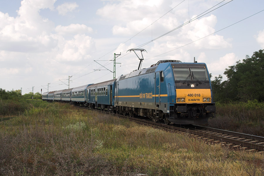480 018 als IC 764 Paprika am 02.08.2012 beim Halt Cegldi szllsok. Der Zug hat gerade den Bahnhof Cegld Richtung Szeged verlassen und eilt nun seinen nchsten Halt in Nagykőrs entgegen.