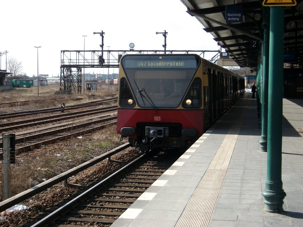 480 522 mit S47 nach Spindlersfeld am 01.Mai 2010 im S-Bahnhof Berlin Tempelhof.