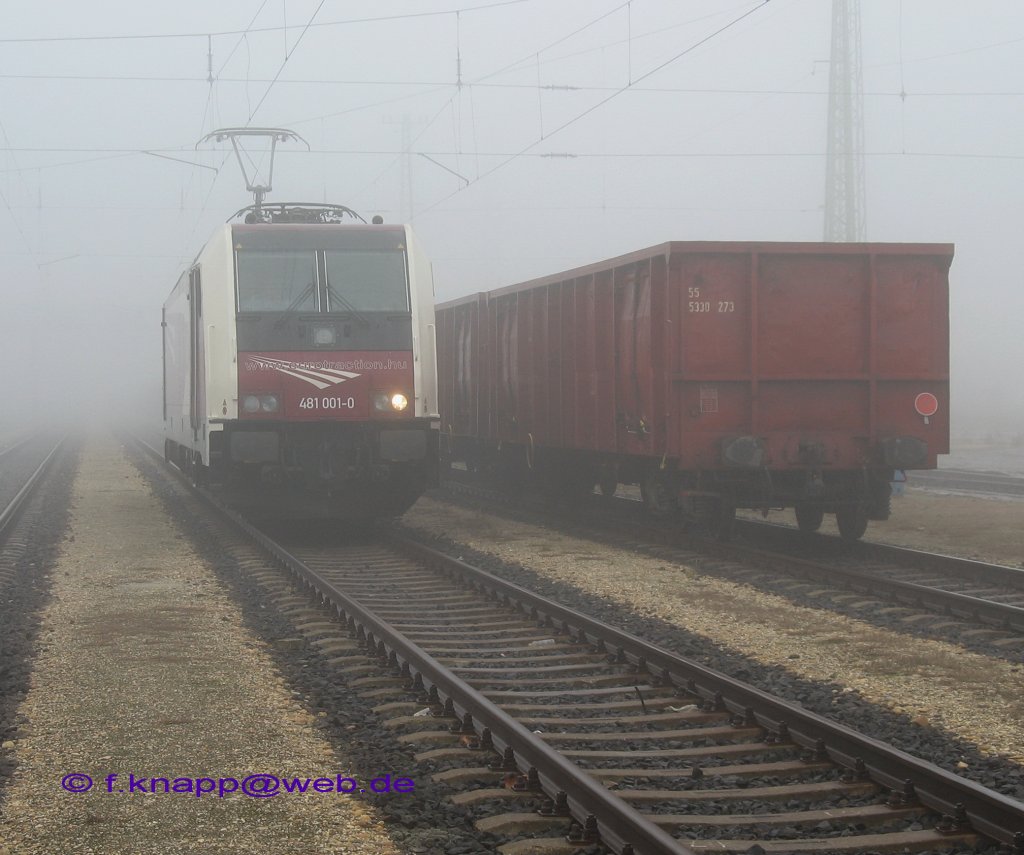 481-001-0 auf Rangierfahrt. Noch in Besitz von Eurocom. Die Lok wurde nach der Pleite von Eurocom an Railpool verkauft. Die Aufnahme entstand an einem nebligen Morgen am 2010:11:19 150 Km von Budapest.