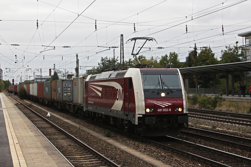 481 002 mit einem Containerzug am 12.10.2011 am Heimeranplatz in Mnchen.
