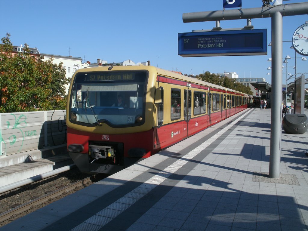 481 004 fuhr,am 01.Oktober 2011,nach Potsdam Stadt.Aufnahme beim Halt in Berlin Charlottenburg.