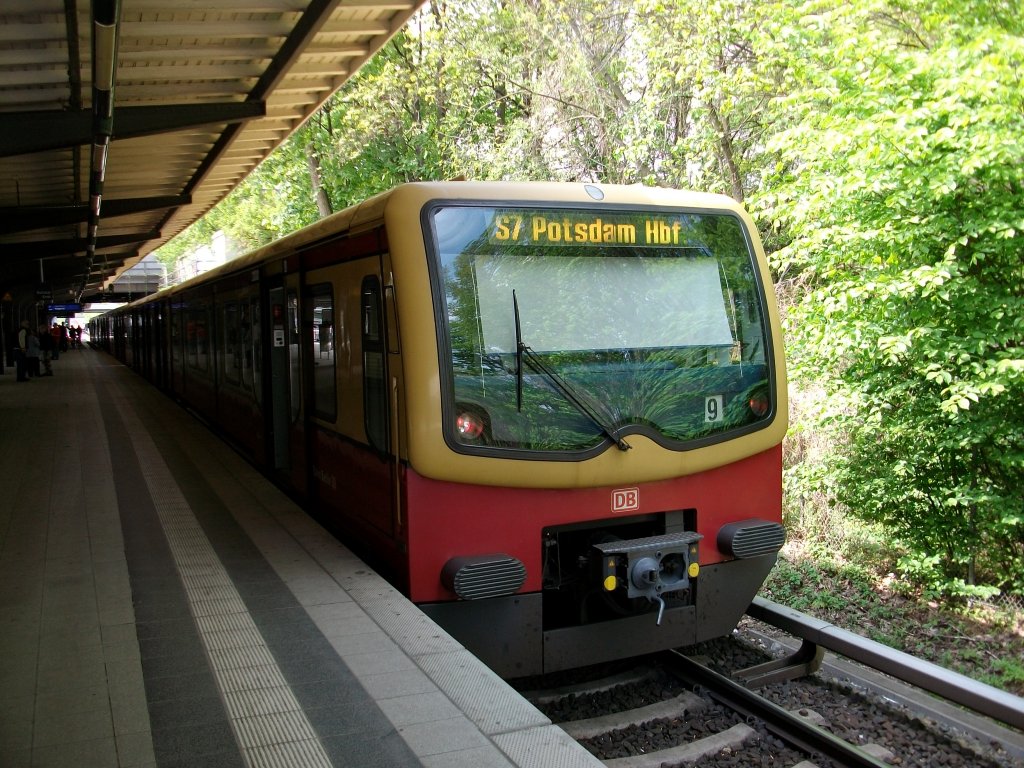 481 054 am 01.Mai 2010 nach Potsdam im Berliner S-Bahnhof Westkreuz.