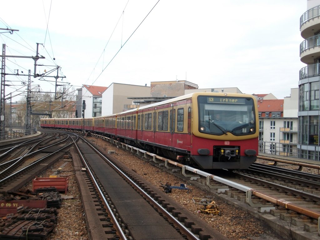 481 096 am 03.April 2010 nach Erkner bei der Einfahrt in Berlin Friedrichstra�e.