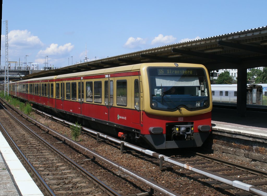 481 198 nach Strausberg,am 12.Juni 2011,im Berliner S-Bahnhof Warschauer Strae.