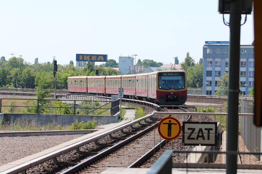 481 304 mit der Ringbahn S 41 bei der Einfahrt in Berlin Sdkreuz.27.05.2012