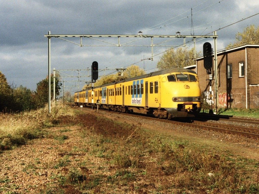 481 und 476 mit Regionalzug 9643 Utrecht-Eindhoven auf Bahnhof Culemborg am 1-11-1996. Bild und scan: Date Jan de Vries.
