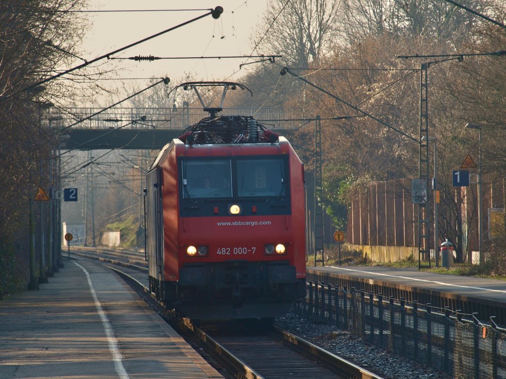 482 000-7 als Lz am 03.03.2011 in Eilendorf. Die Lok zog ca.45 min frher einen Containerzug aus Richtung Kln nach Aachen West und ist nun solo auf dem Rckweg. 