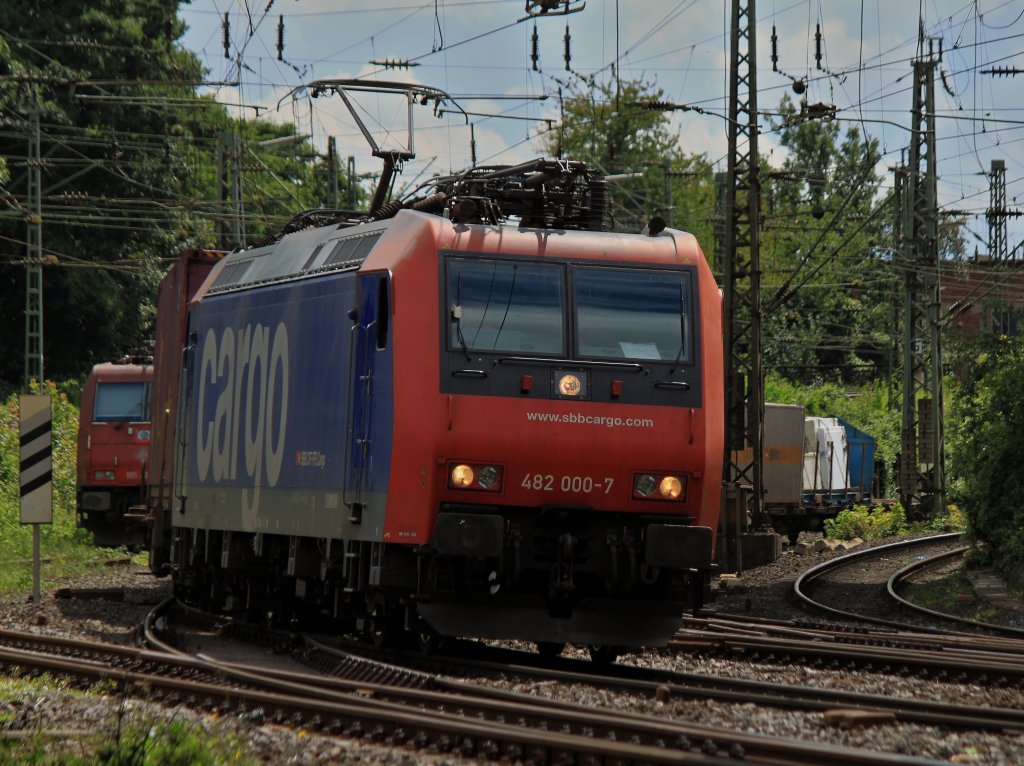 482 000-7 fhrt am 06.08.2012 mit einem Containerzug am Haken aus Richtung Kln kommend durch das Gleisvorfeld von Aachen West.