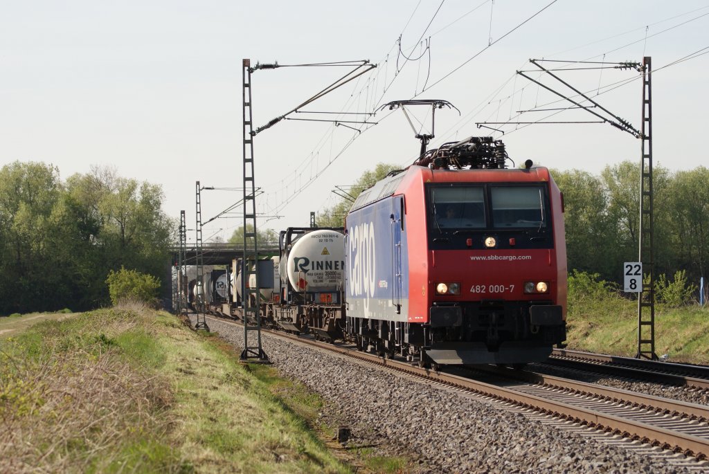 482 000-7 mit einem Containerzug in Bornheim am 24.04.2010
