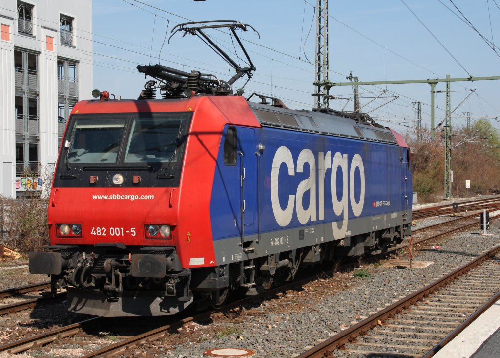 482 001 steht am 07.04.10 in Worms Hbf.