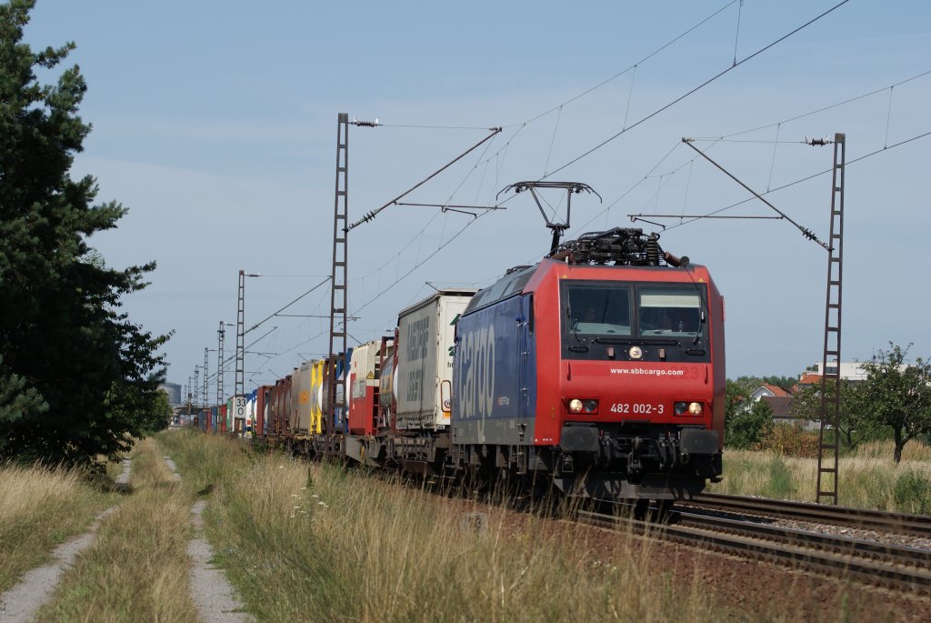482 002-3 mit Containerzug in Wiesental am 22.07.09