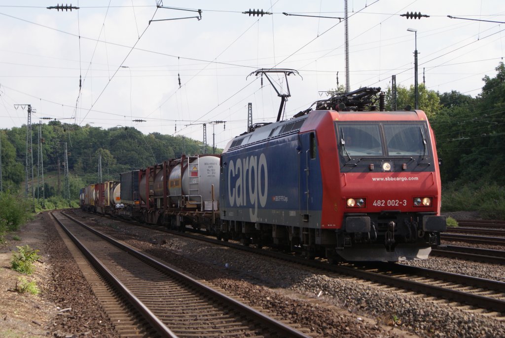 482 002-3 mit einem Containerzug in Kln West am 27.07.2010