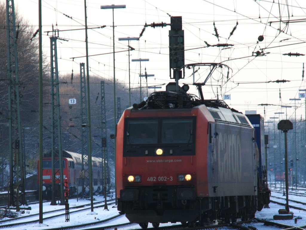 482 002-3 von der SBB Cargo fhrt mit einem Containerzug aus Antwerpen-Oorderen(B) nach Gallarate(I) bei der Ausfahrt von Aachen-West und fhrt in Richtung Aachen-Hbf,Kln bei schnem Winterwetter mit Schnee am 8.12.2012.