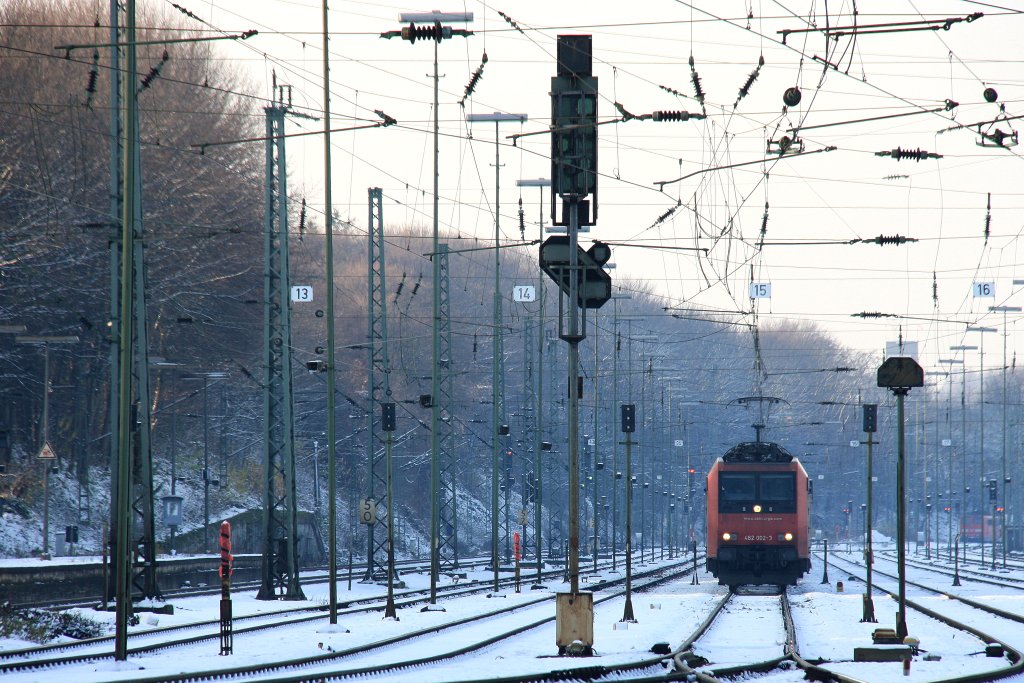 482 002-3 von der SBB Cargo steht in Aachen-West mit einem Containerzug und wartet auf die Abfahrt nach Gallarate(I) bei schnem Winterwetter mit Schnee am 8.12.2012.